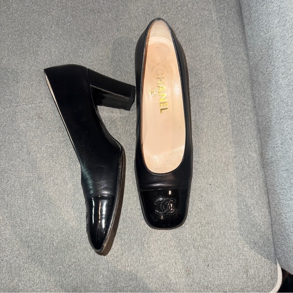 CHANEL Black Heels with CC Logo - Picture 2 of 7